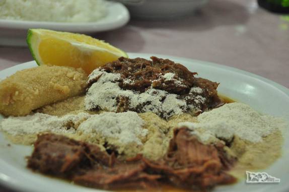 O famosa e delicioso 'Barreado', uma espécie de carne de panela cozida por muitas horas com bastante farinha e acompanhada de banana assada e laranja. Prato típico de Morretes, próximo ao litoral do Paraná